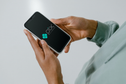 Imagem de uma pessoa segurando um smartphone nas mãos onde se vê na tela o logotipo do Pix do Banco Central