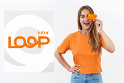 Mulher de laranja, segurando um cartão de crédito ao lado da logo do Programa de pontos Inter loop