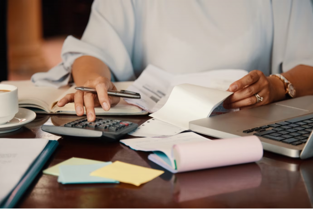 Renegociação Santander - imagem mostra as mãos de uma mulher fazendo conta em uma calculadora