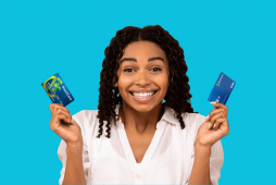 mulher segurando dois cartões da brasil card, um em cada mão