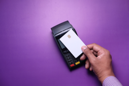 homem passando cartão na maquininha, para representar o tema melhores cartões de crédito pré-pagos