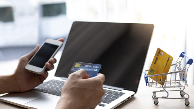 computador com celular e cartão de crédito para negativado