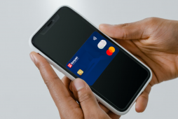 cartão Banpará Mastercard Standard sendo exibido na tela de um celular