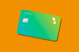 cartão caixa universitário internacional em um fundo laranja