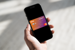 cartão itaú vivo na tela de um celular na mão de uma pessoa