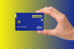 uma mão segurando o cartão pernambucanas gold