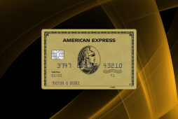 cartão amex gold card em um fundo dourado abstrato