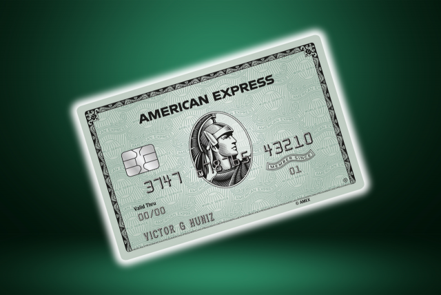 cartão amex green em um fundo verde