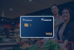 cartão de crédito bradesco angeloni com supermercado ao fundo