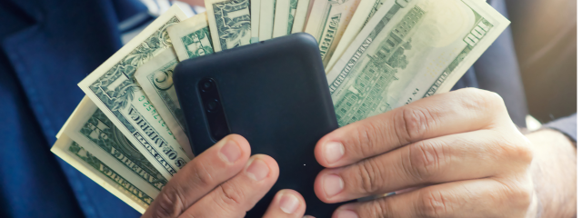 uma pessoa segurando muito dinheiro e um celular - Juntar dinheiro rápido