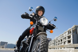 uma mulher em uma motocicleta representando o empréstimo com garantia de moto