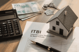 uma folha de papel com itbi cercada por uma calculadora, chaves, dinheiro e maquete de uma casa