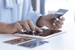 pessoa usando um tablet para calcular a mora do cartão de crédito