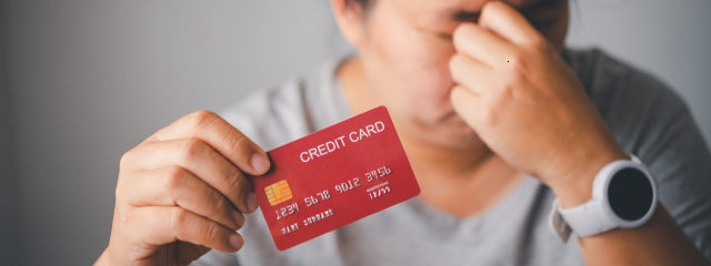 mulher triste pensando não consigo fazer cartão de crédito em lugar nenhum