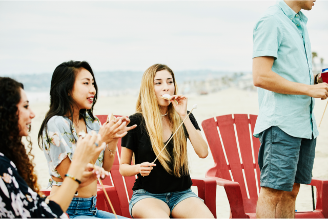 pesspas comendo na praia, para representar o tema o que levar para comer na praia