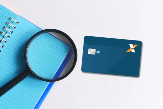 lupa ao lado de um cartão para representar comorastrear cartão Caixa