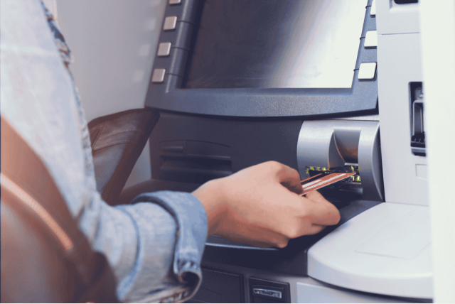 Como depositar dinheiro no caixa eletrônico e uma pessoa usando o dispositivo