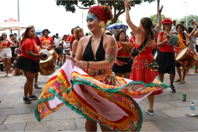 foliões que sabem economizar no carnaval