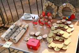 uma mesa com ideias de produtos para vender na páscoa
