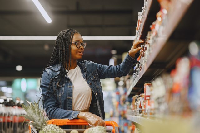 mulher fazendo compras - direitos do consumidor