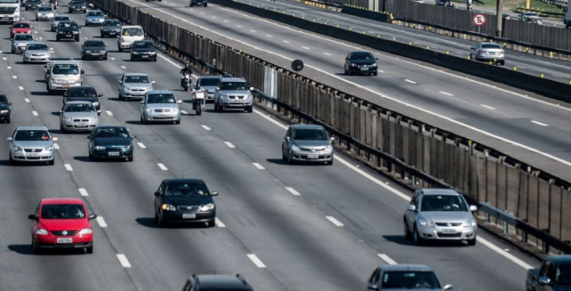 Carros em uma rodovia