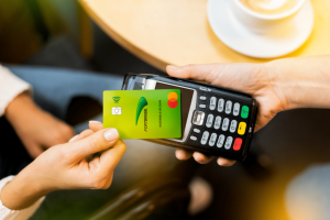uma pessoa pagando uma compra com o cartão de crédito fortbrasil