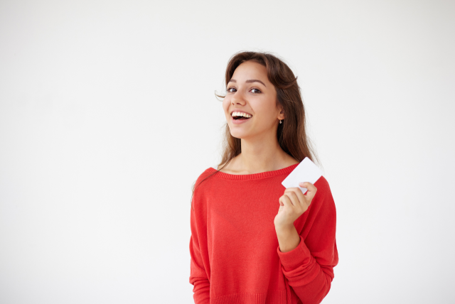 mulher feliz porque aprendeu a resgatar dinheiro do seu cartão de crédito