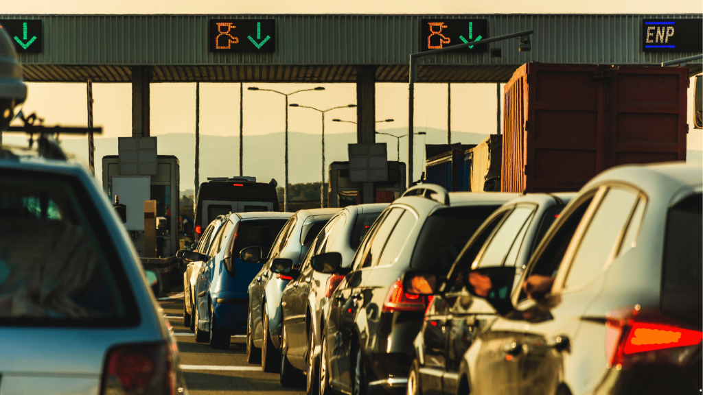 vários carros parados no pedágio- tag Sem Parar para pedágio