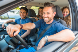 quatro pessoas em um carro durante uma carona compartilhada - blablacar é confiável