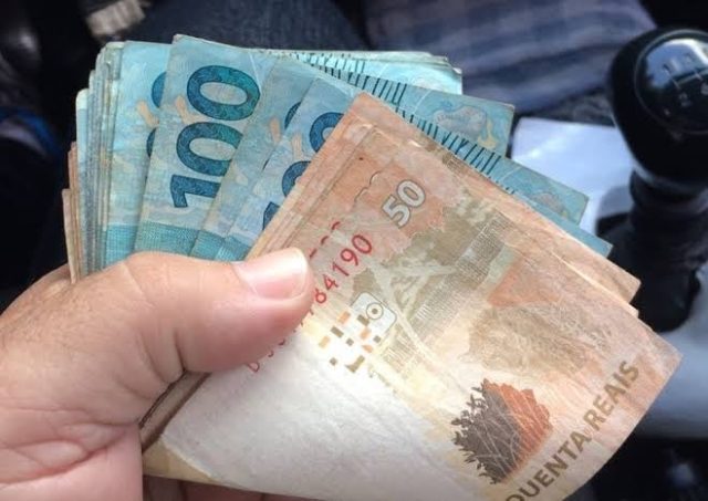diheiro na mão de uma pessoa- dinheiro esquecido