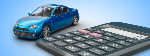 carro ao lado de calculadora representando dívida de financiamento