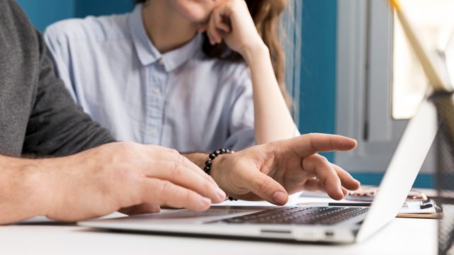 Homem mexendo no computador- consultar cnpj