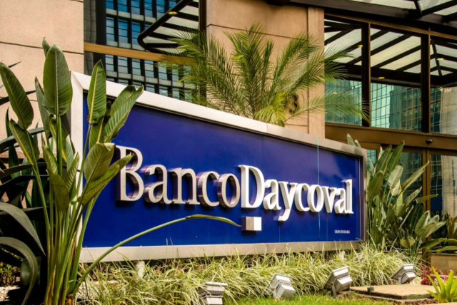 fachada com uma placa com o nome do banco daycoval