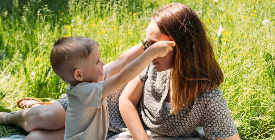 mãe e filho no parque