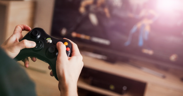 pessoa jogando videogame- Recarga jogo Pix: como facilitar suas compras virtuais?