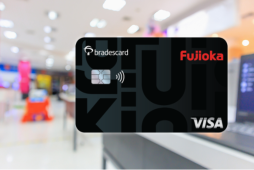 cartão de crédito fujioka gold com loja de departamentos ao fundo