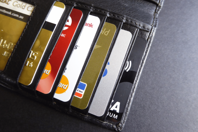 uma carteira com várias opções de cartão de crédito para negativado