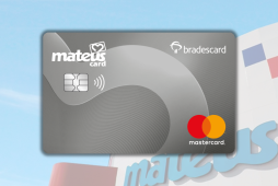 cartão mateuscard internacional em destaque. ao fundo, fachada de loja com o nome mateus