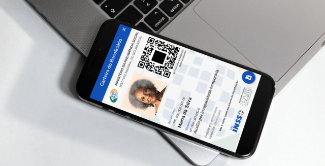 celular com a Carteira do Beneficiário do INSS na tela