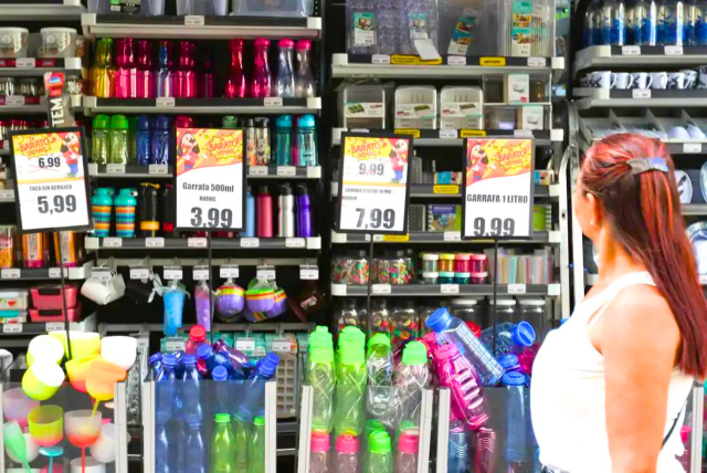 Gôndolas de supermercado com preços - inflação e poder de compra