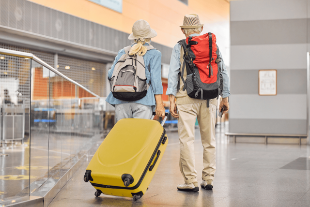 casal viajando com Passagem grátis para idosos