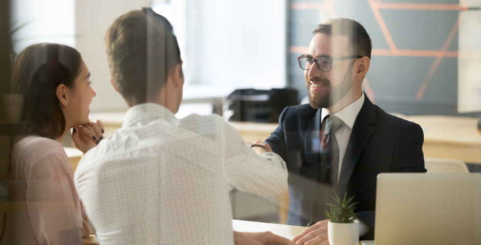 Portabilidade de crédito- pessoas vendo como pagar suas contas