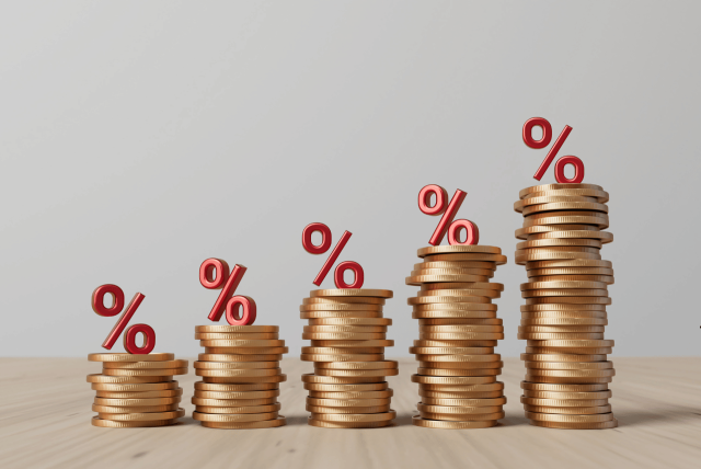 pilhas crescentes de moedas para indicar os fundamentos de juros compostos