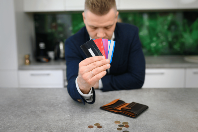 um homem segurando os cartões de crédito com as maiores taxas de juros