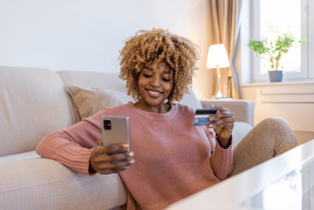mulher fazendo compras no celular para representar Como comprar com segurança na Black Friday