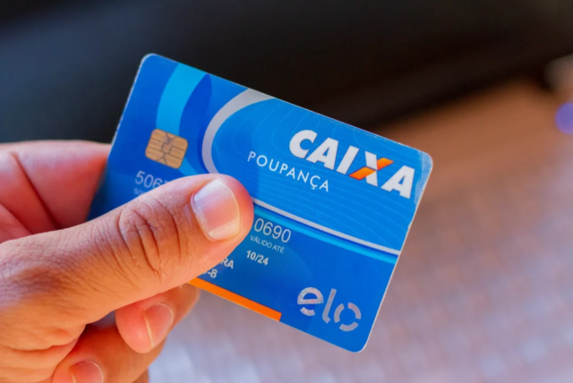 um cartão na mão de uma pessoa para representar o dígito da conta