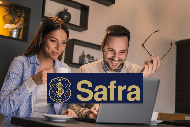casal usando computador para contratar o Empréstimo FGTS Banco Safra