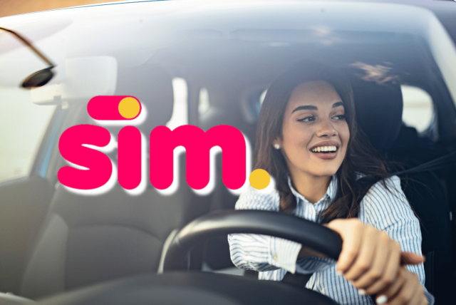 mulher dirigindo para representar o Empréstimo SIM com garantia de veículo