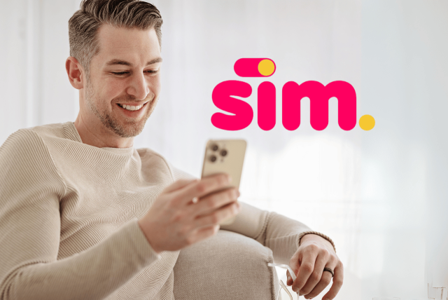 homem usando o celular para contratar um empréstimo pessoal SIM