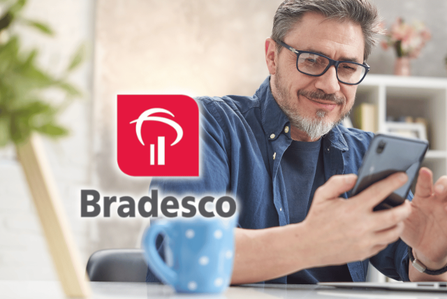 homem usando o celular para contratar o empréstimo consignado bradesco